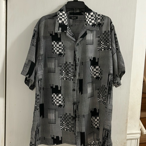 Gachu Men Black & White Geometric Design button up Short Sleeve Shirt. - Picture 1 of 5